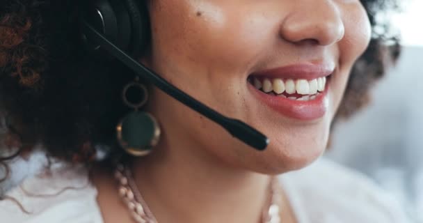 Conversando Microfone Boca Uma Mulher Call Center Para Crm Conselhos — Vídeo de Stock