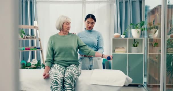 Senior Ellátás Segítség Fizioterapeuta Öregasszonnyal Súlyzó Egészségügyi Ellátás Idősek Otthonában — Stock videók