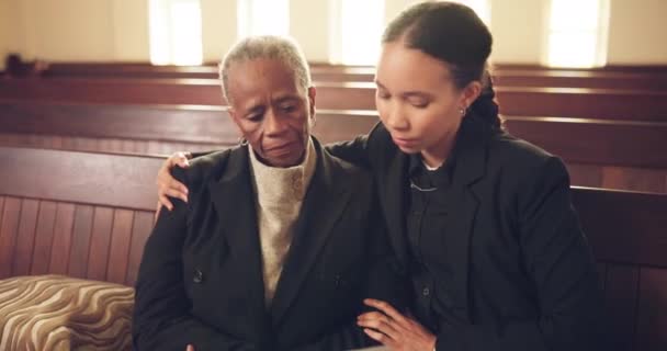 シニアマザー 教会は 葬儀でケア サポート または精神的健康で悲しみ 抱擁し 共感しています 悲しいママ そして家族 信仰におけるうつ病 — ストック動画