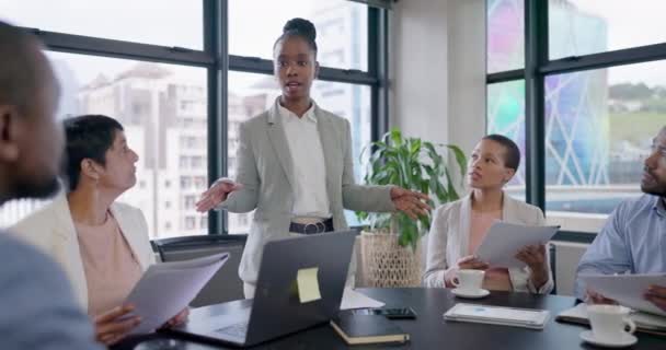 黑人女性 演说家或商界人士在规划我们的愿景 使命或执政策略时的表现 领导或经理在讨论创业销售增长时的发言 — 图库视频影像