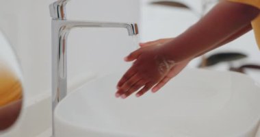Ufaklık, lavaboda sabunla, hijyenle, hijyenle ve tımar rutiniyle ellerini ve suyunu yıkıyorsun. Dezenfeksiyon, bakteri ya da mikrop temizleme için evde çocuk temizleme ya da kendine bakımı.