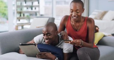Tablet, aşk ve çift bir kanepe üzerinde kredi kartı ile banka, kredi veya ekommerce ödeme evde. Dijital, uygulama ve siyahi insanlar online alışveriş için bir oturma odasında, ara ya da kaydet, şifre ya da anlaşma.