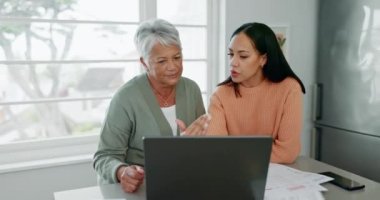 Laptop, finans belgeleri ve annesiyle emeklilik tasarrufu ya da yatırım hakkında konuşan bir kız. Bilgisayar, aile ve bir kadınla planlama üst düzey bir ebeveynle portföy büyümesi hakkında sohbet ediyor..
