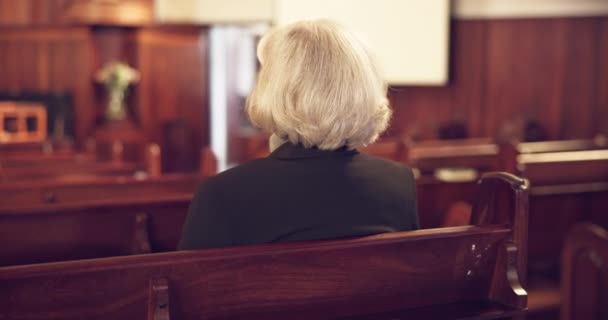 Religión Iglesia Mujer Mayor Banco Para Servicio Congregación Espiritual Domingo — Vídeos de Stock