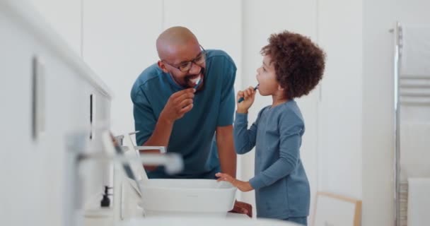 Dítě Učení Plácnutí Čištění Zubů Tátou Koupelně Sebepéčí Rodinném Domě — Stock video