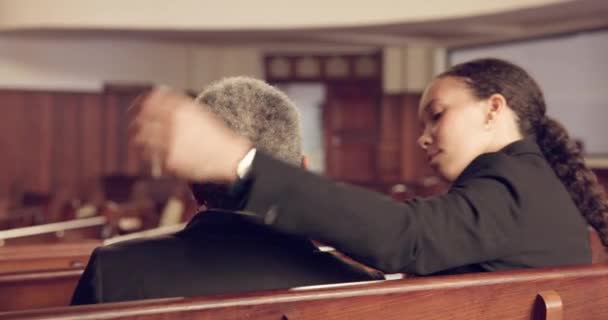 Beerdigung Umarmung Und Frau Mit Älteren Eltern Der Kirche Für — Stockvideo