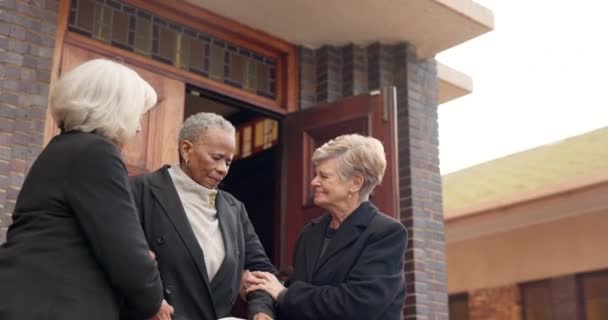 Pogrzeb Kościół Starsze Kobiety Spacerują Pomagając Dla Empatii Pocieszenia Wsparcia — Wideo stockowe