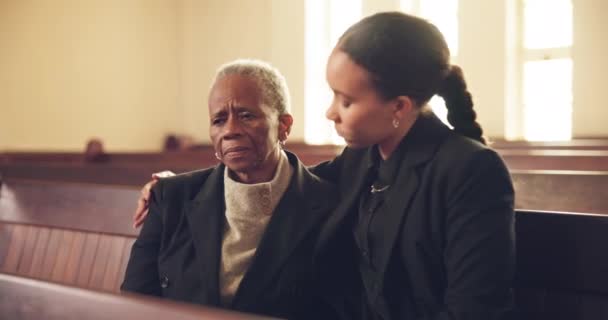 Madre Mayor Mujer Iglesia Con Abrazo Dolor Empatía Con Cuidado — Vídeos de Stock