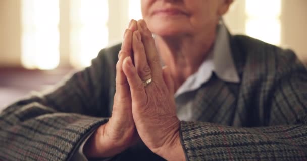 Gebetshände Anbetung Von Kirche Und Seniorin Lob Und Geistliche Dankbarkeit — Stockvideo