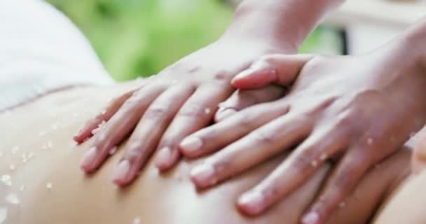 Pessoa Massagista Sal Para Spa Nas Costas Relaxar Para Fisioterapia — Vídeo de Stock