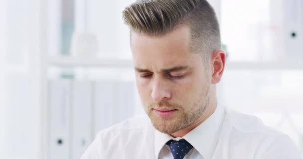 Business Kopfschmerzen Und Mann Mit Stress Burnout Und Müdigkeit Mit — Stockvideo