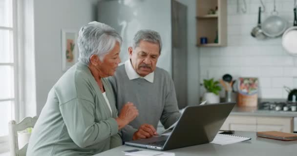 家用电脑 文件和高级夫妇阅读财务账单 银行账户发票或抵押贷款信息 厨房讨论 税收和退休储蓄预算中的老年妇女 男子或老年人 — 图库视频影像