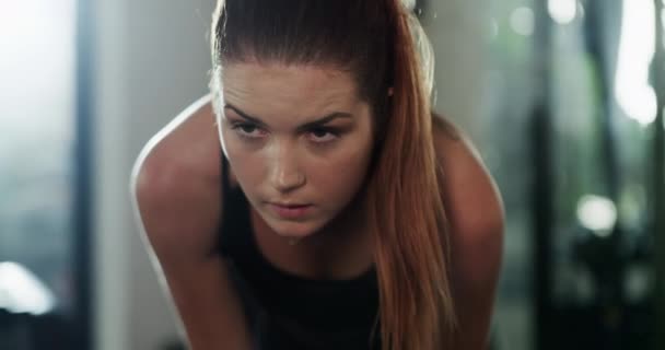 Siłownia Przerwa Twarz Zmęczonej Kobiety Fitness Oddychanie Treningu Ćwiczenia Lub — Wideo stockowe