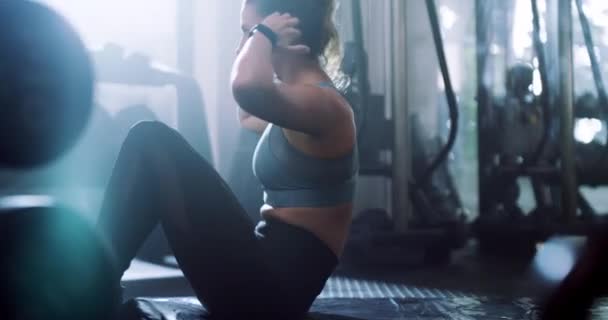 Fitness Sentarse Mujer Piso Gimnasio Para Entrenamiento Bienestar Fuerte Desafío — Vídeo de stock