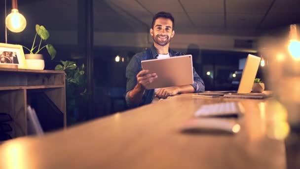 Biznesmen Tablet Twarz Uśmiechem Biurze Nocy Tworzenia Sieci Komunikacji Lub — Wideo stockowe