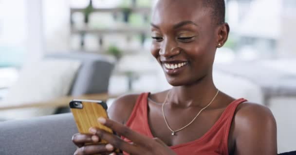 Relax Meme Vrolijke Zwarte Vrouw Met Telefoon Voor Communicatie Sociale — Stockvideo