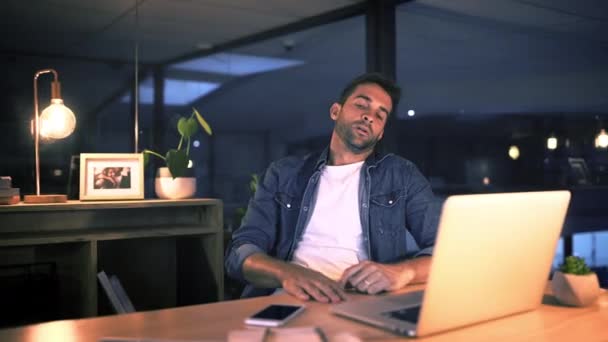 Mann Müde Und Entspannt Mit Beinen Auf Dem Schreibtisch Büro — Stockvideo
