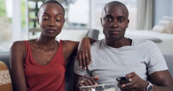 Regarder Télévision Visage Couple Détendent Sur Canapé Avec Pop Corn — Video