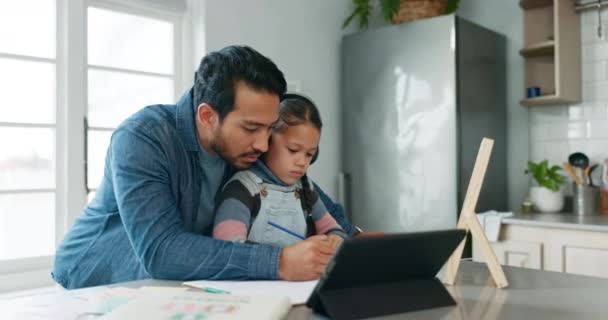 Aiuto Scolastico Casa Papà Bambino Con Famiglia Tablet Supporto Nell — Video Stock