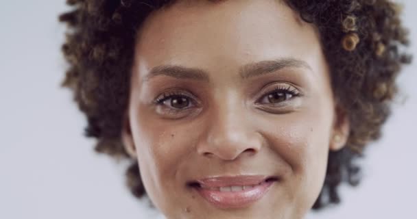 Kadın Portre Cilt Bakımı Gülüşme Güzellik Yakın Plan Gri Arka — Stok video