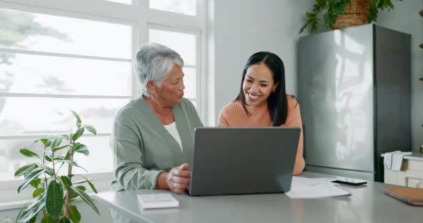 Планирование Бюджета Старшая Мать Счастливые Женщины Ноутбуке Читают Счета Финансы — стоковое видео