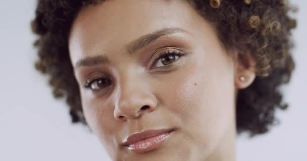 Belleza Sonrisa Una Mujer Negra Tocando Cara Estudio Sobre Fondo — Vídeo de stock