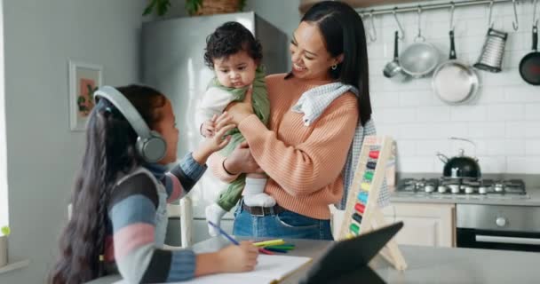 Heimschule Mutter Und Tochter Mit Tablet Baby Und Kopfhörer Spielen — Stockvideo