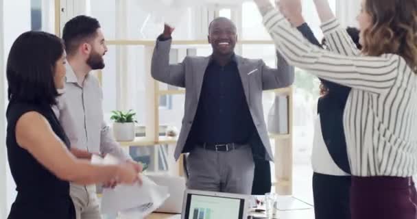 Adj Egy Ötöst Győztes Vagy Boldog Üzletemberek Papírt Dobnak Levegőbe — Stock videók