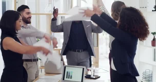 공중에서 사무실에서 거래에 사람들 작업으로 목표를 축하하는 행복한 — 비디오