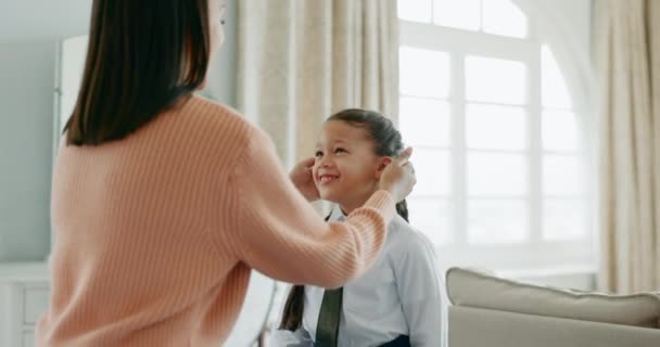 Mutter Kind Und Bereit Für Die Schule Hause Mit Frisur — Stockvideo