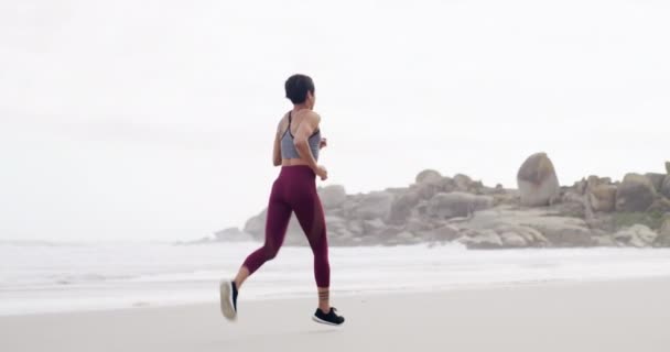 Spor Koşu Kadının Sahilde Yarış Yarışma Maraton Antrenmanı Için Koşması — Stok video