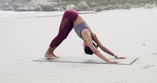 Ruh Sağlığı Farkındalık Veya Farkındalık Için Plajda Bir Kadınla Egzersiz — Stok video