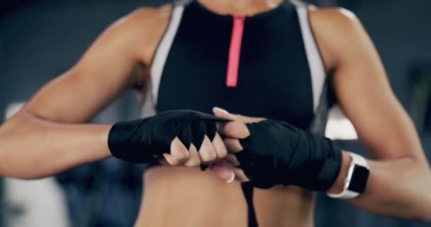 Boxeo Luchador Mujer Envolviendo Las Manos Con Vendas Para Artes — Vídeo de stock