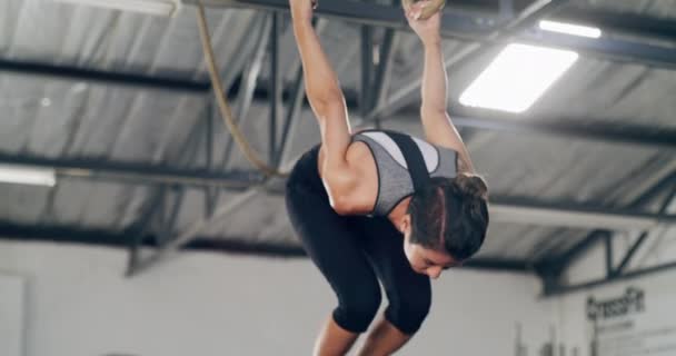 戒指和女子健身馆 用于健身 训练和健身俱乐部的平衡 敏捷女运动员的运动 运动和健康 手臂肌肉强健 体操选手力量雄厚 — 图库视频影像