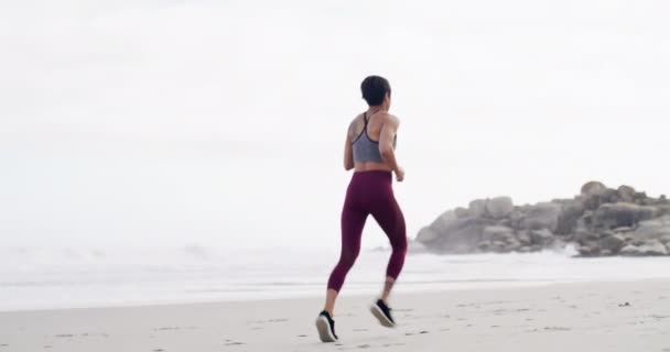 Fitness Koşu Kadınların Sahilde Yarış Yarışma Maraton Antrenmanı Için Koşmaları — Stok video