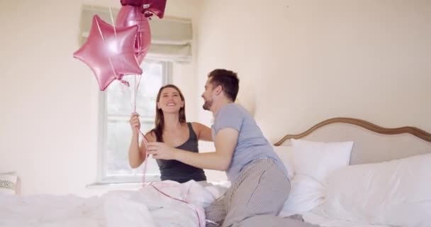 Par Ballonger Och Fest Sängen Hem Och Kram För Grattis — Stockvideo