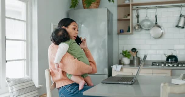 Llamada Telefónica Trabajo Remoto Una Madre Sosteniendo Bebé Sala Estar — Vídeos de Stock