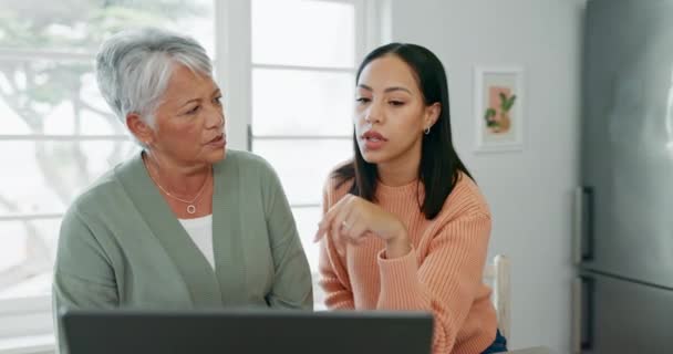 Computadora Portátil Financiera Asistencia Con Una Hija Hablando Con Madre — Vídeo de stock
