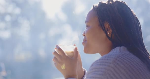 Zwarte Vrouw Buiten Camping Koffie Mist Rust Frisse Lucht Inademen — Stockvideo