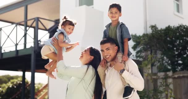 Família Jardim Feliz Diversão Nova Casa Propriedade Com Mãe Pai — Vídeo de Stock