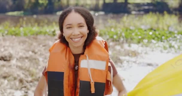 自然の中で休暇 冒険のために湖で幸せで女性 カヤック カヌー パドルボートの準備ができているライフジャケットを持つ女性のウォータースポーツ — ストック動画