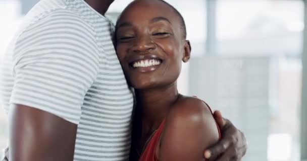 拥抱和幸福的夫妻在一个充满关怀 支持和安全 信任或感激的房子里 微笑和黑人女人在客厅里拥抱男人 与他们有联系 浪漫或亲密的关系 — 图库视频影像