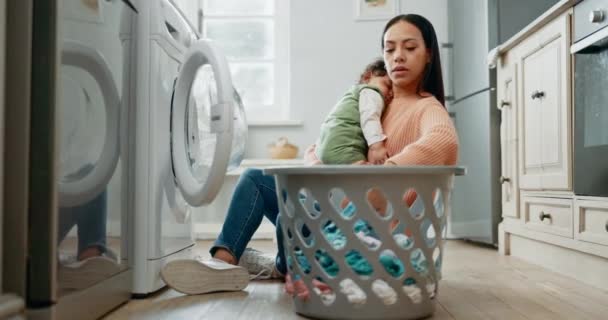 赤ちゃん ランドリー バスケットを持っている女性 洗濯機や家庭用品のローディング服 電気器具付きのマザー 睡眠中の子供 ハウスキーピング クリーニング服 — ストック動画
