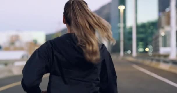 跑步的女人 为了健康 进步和黄昏而在户外和城市里做运动 健身或锻炼 开普敦地铁街的女孩 公路跑步和速度 速度或性能培训 — 图库视频影像