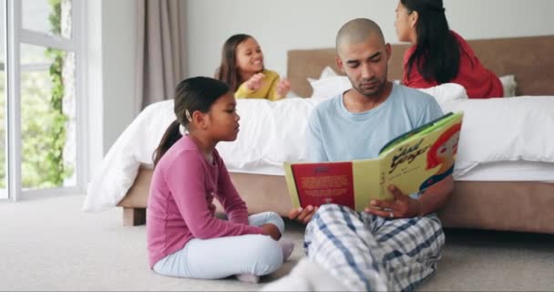 Apa Lány Könyvek Olvasása Hálószobában Tanulásra Nyelvfejlesztésre Vagy Írástudásra Reggel — Stock videók