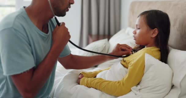 听诊器 病人和父亲检查他的孩子在床上的胸部感染 哮喘或呼吸问题 因感冒 流感或过敏在家中卧房咨询女童的疾病 康复和父亲 — 图库视频影像