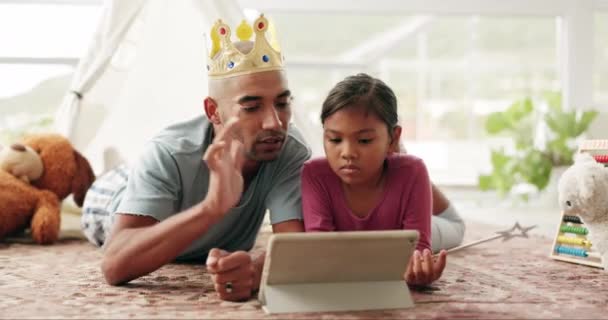视频通话和一个父亲和一个孩子带着平板电脑玩假装童话故事或皇室 House Happy Young Dad Girl Kid Speaking Virtual Chat — 图库视频影像