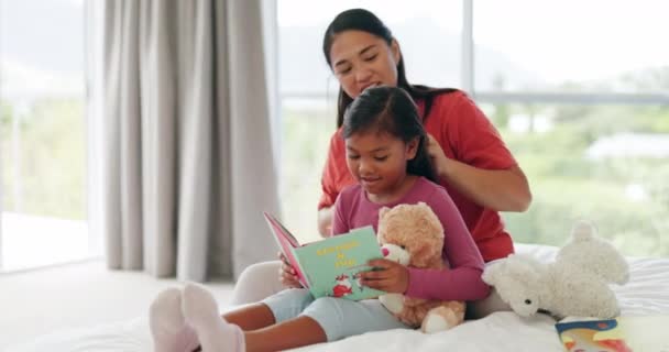 Mujer Cepillo Pelo Chica Lectura Libros Vinculación Con Rutina Mañana — Vídeos de Stock