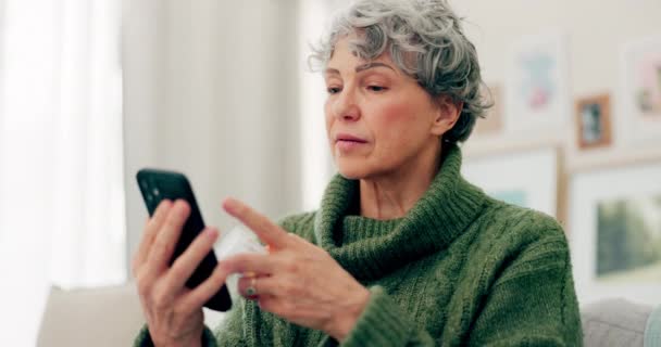 老年妇女 药丸和家里带手机的信息 用于健康或药物瓶子的研究 与老年女性一起包装 阅读和补充维生素 用技术治疗疼痛或建议 — 图库视频影像