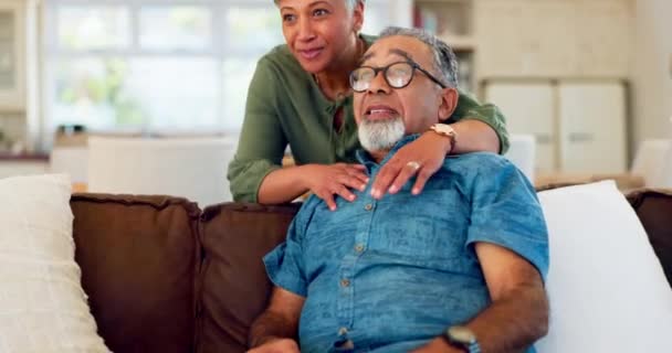 Assistir Homem Velho Mulher Abraçar Sofá Salão Com Amor Sorrir — Vídeo de Stock